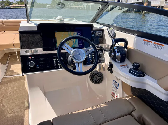  Yacht Photos Pics 2019 Sea Ray 290 SDX - Helm, Electronics and Controls