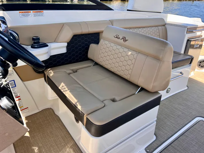  Yacht Photos Pics 2019 Sea Ray 290 SDX - Helm Seat
