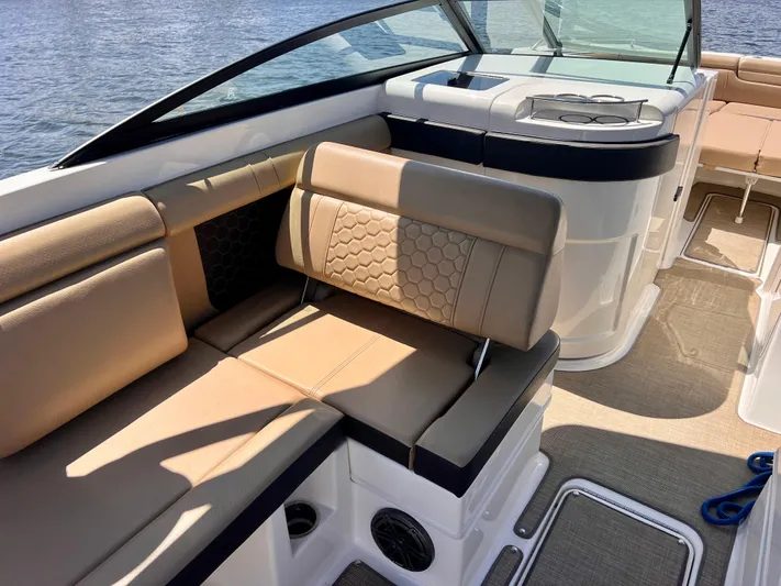  Yacht Photos Pics 2019 Sea Ray 290 SDX - Seating
