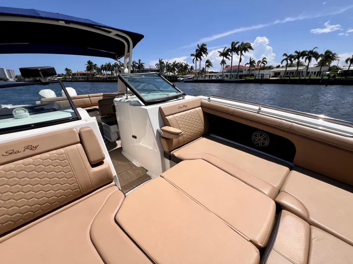  Yacht Photos Pics 2019 Sea Ray 290 SDX - Forward Seating