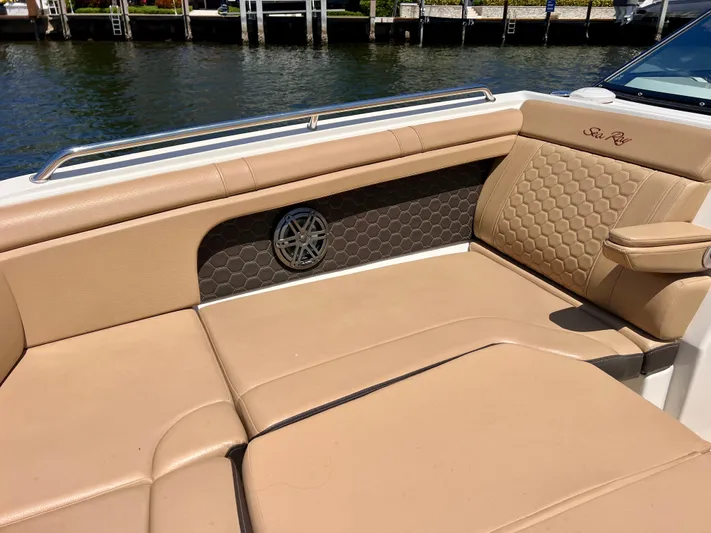  Yacht Photos Pics 2019 Sea Ray 290 SDX - Seating