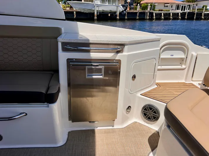  Yacht Photos Pics 2019 Sea Ray 290 SDX - Refrigerator