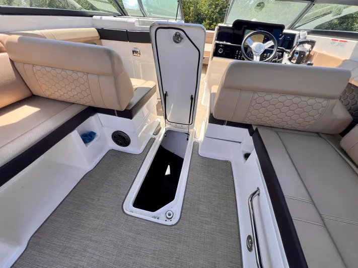  Yacht Photos Pics 2019 Sea Ray 290 SDX - Deck with storage compartment