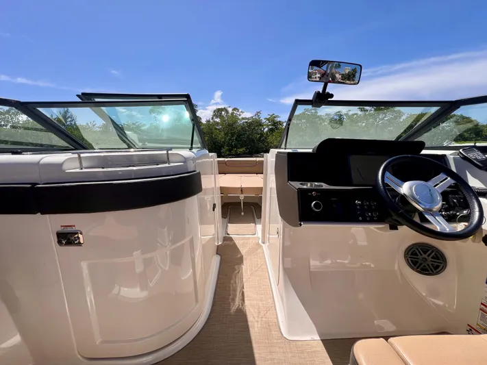  Yacht Photos Pics 2019 Sea Ray 290 SDX - Helm