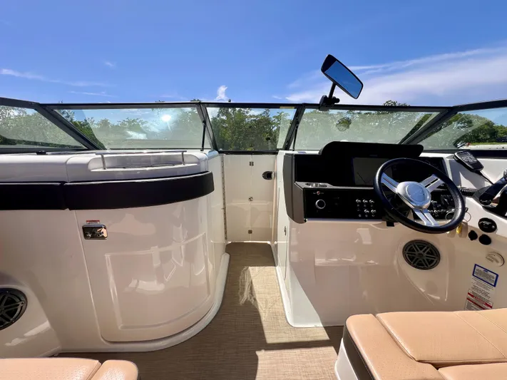 Yacht Photos Pics 2019 Sea Ray 290 SDX - Helm