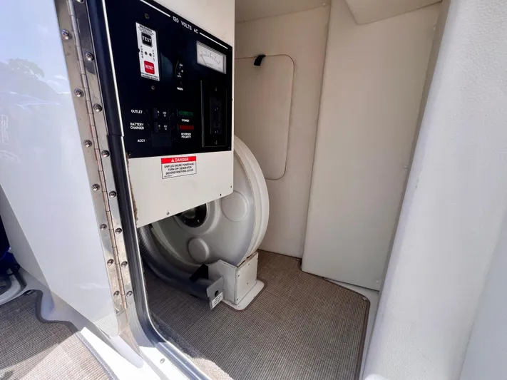  Yacht Photos Pics 2019 Sea Ray 290 SDX -Equipment