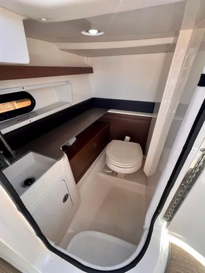  Yacht Photos Pics 2019 Sea Ray 290 SDX - Head