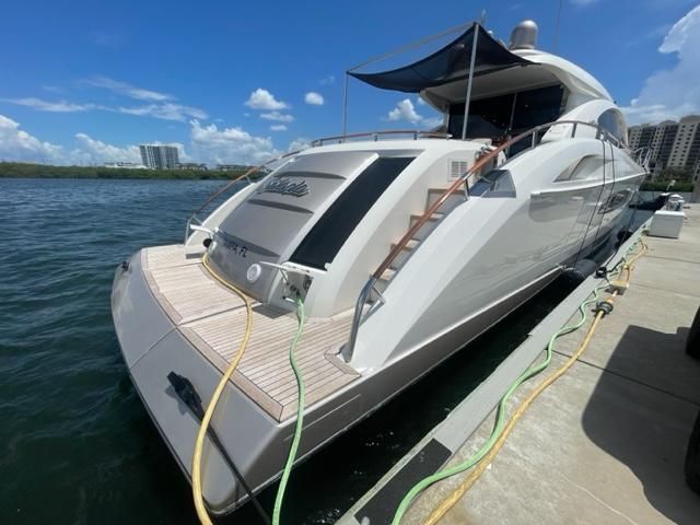 2007 Lazzara Yachts LSX