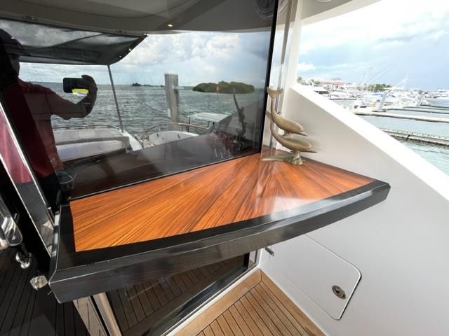 2007 Lazzara Yachts LSX