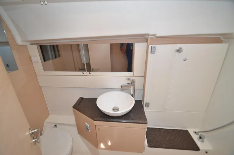 Arcturus Yacht Photos Pics Guest Head