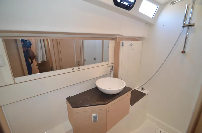 Arcturus Yacht Photos Pics Guest Head 2