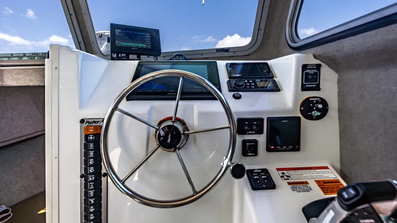 Yacht Photos Pics 2018 Parker - Helm