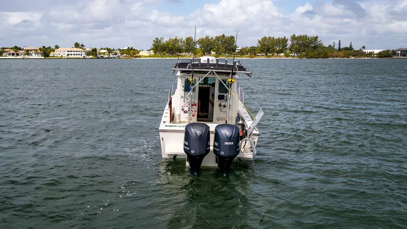  Yacht Photos Pics 2018 Parker - Exterior profile on the water