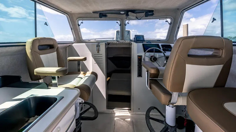  Yacht Photos Pics 2018 Parker - Helm