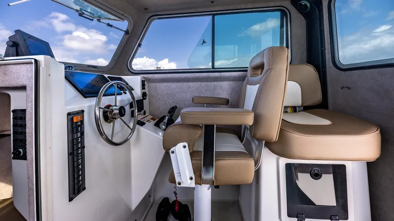  Yacht Photos Pics 2018 Parker - Helm