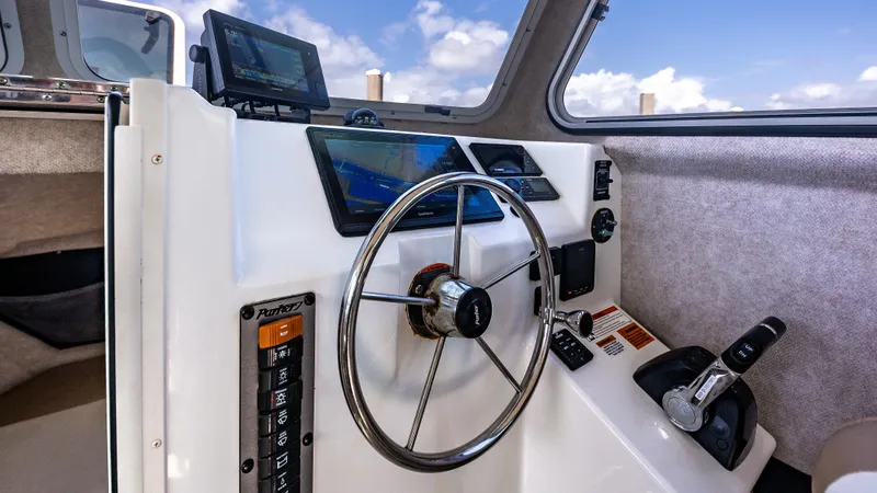  Yacht Photos Pics 2018 Parker - Helm