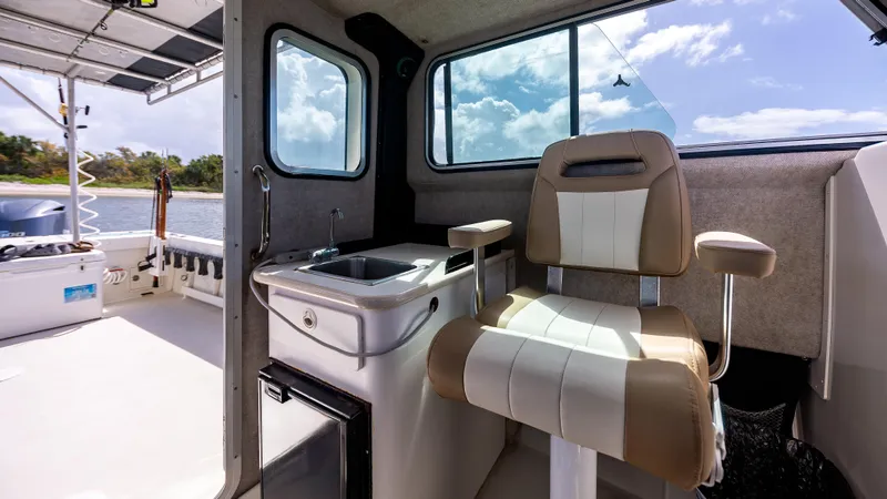  Yacht Photos Pics 2018 Parker - Helm