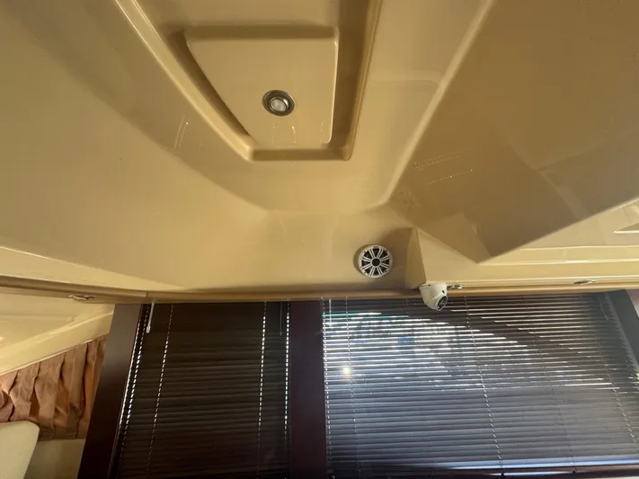  Yacht Photos Pics Interior ceiling and blinds of a 2007 Sea Ray 360 Sedan yacht.