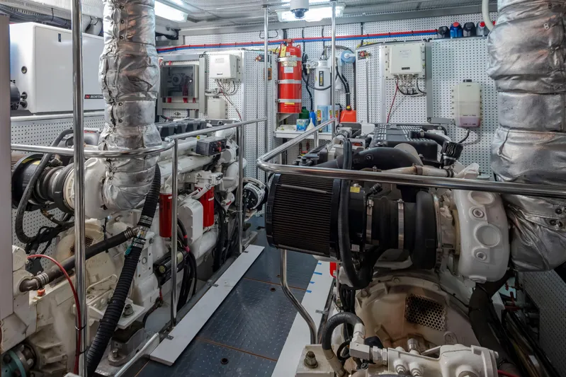 L'apache Yacht Photos Pics 