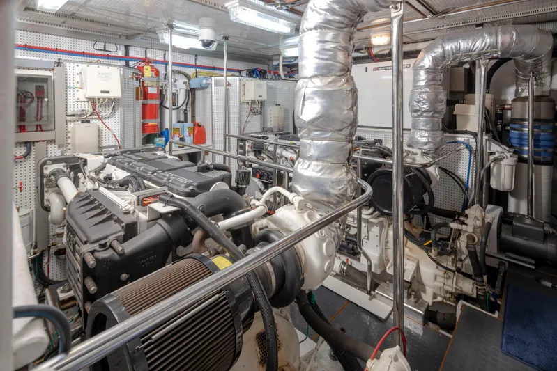 L'apache Yacht Photos Pics 