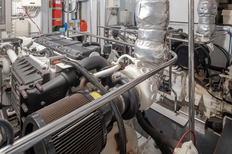 L'apache Yacht Photos Pics 