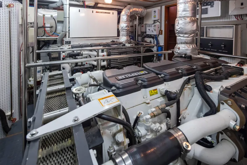 L'apache Yacht Photos Pics 