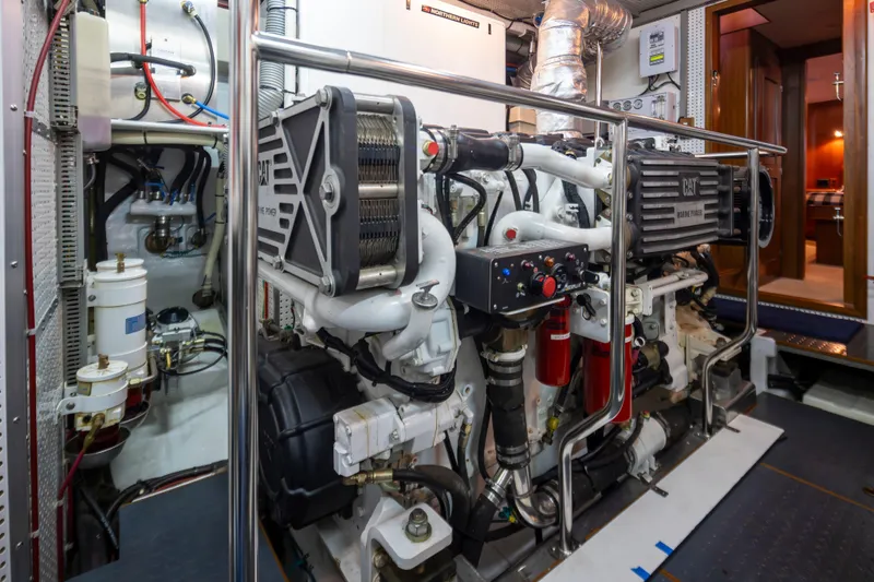 L'apache Yacht Photos Pics 