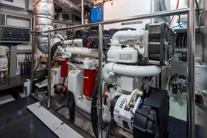 L'apache Yacht Photos Pics 