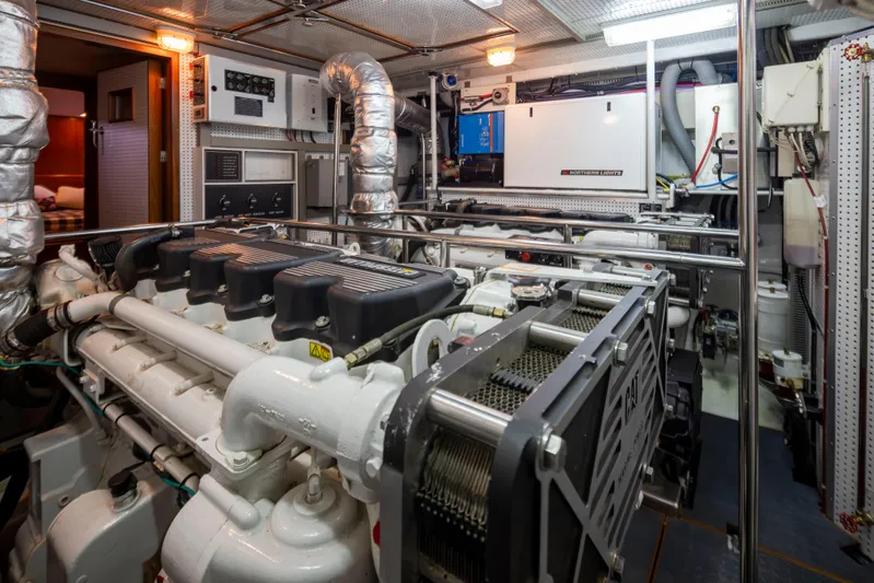 L'apache Yacht Photos Pics 