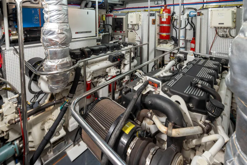 L'apache Yacht Photos Pics 