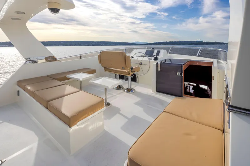 L'apache Yacht Photos Pics Luxurious 2006 Alaskan 65 Flushdeck yacht with spacious seating and scenic ocean view.