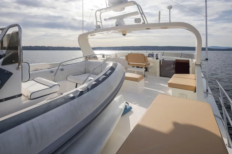 L'apache Yacht Photos Pics 