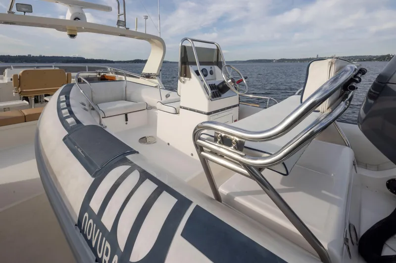 L'apache Yacht Photos Pics 