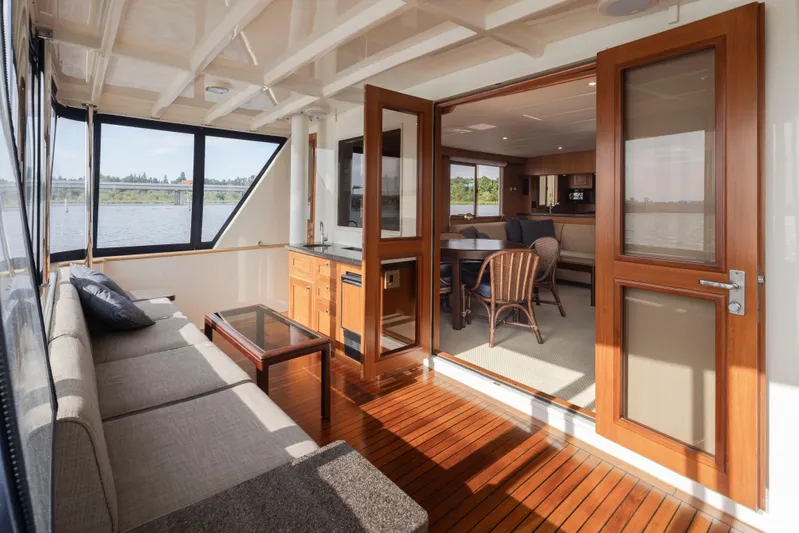 L'apache Yacht Photos Pics 