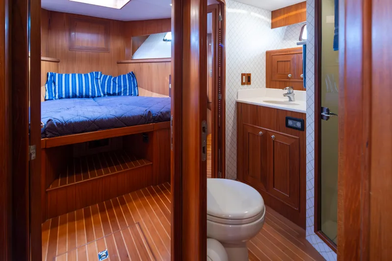 L'apache Yacht Photos Pics Luxurious 2006 Alaskan 65 Flushdeck yacht interior with cozy bedroom and modern bathroom.