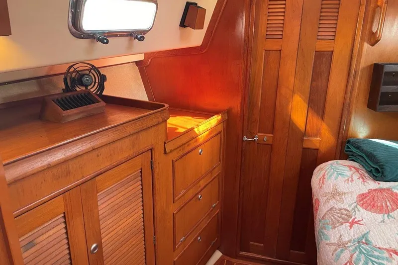 Dream Flower Yacht Photos Pics 1995 Island Packet 40 forward cabin cabinetry