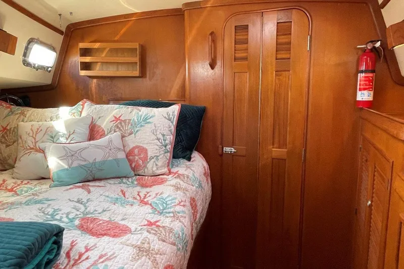 Dream Flower Yacht Photos Pics 1995 Island Packet 40 forward cabin