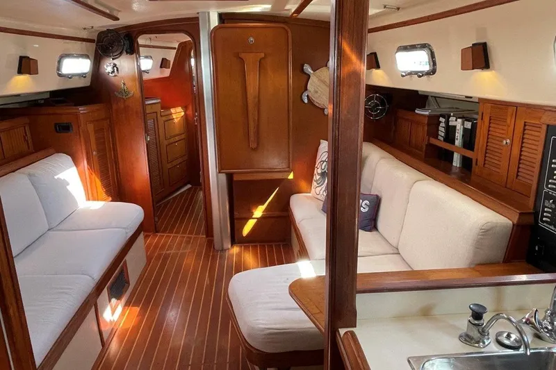 Dream Flower Yacht Photos Pics 1995 Island Packet 40 - spacious salon