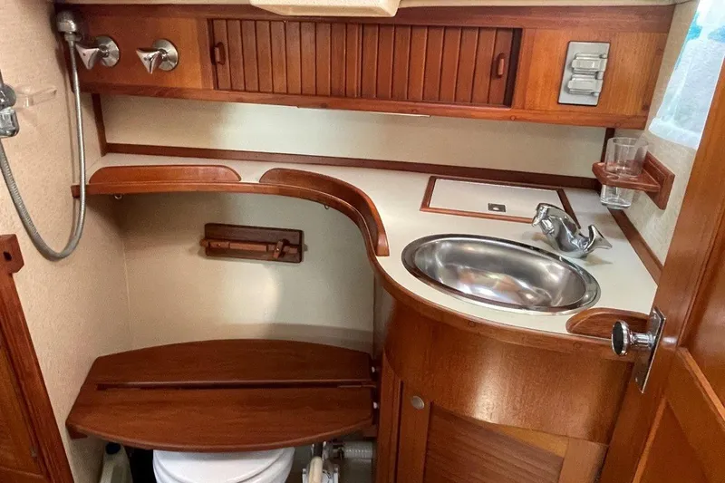 Dream Flower Yacht Photos Pics 1995 Island Packet 40 - aft head