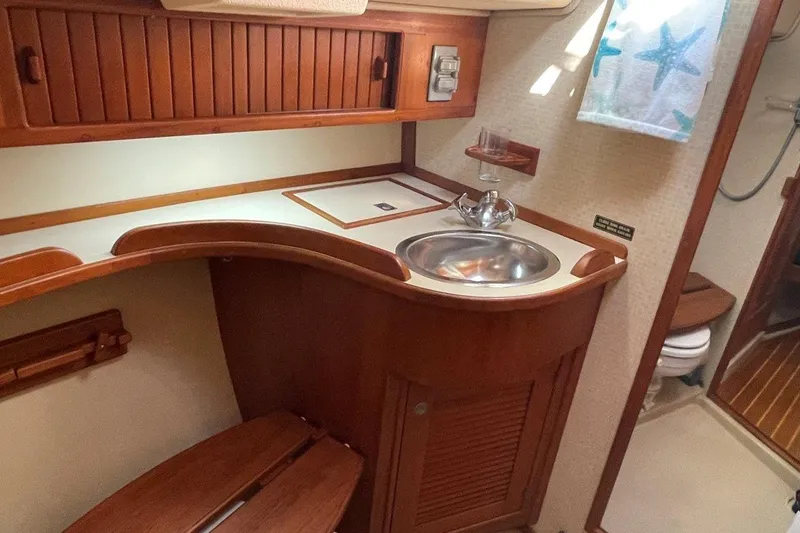 Dream Flower Yacht Photos Pics 1995 Island Packet 40 aft head