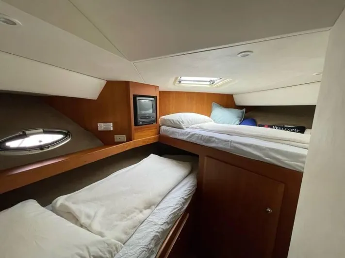 Yacht Photos Pics 2000 Silverton 453 Motor Yacht cabin with twin beds and porthole window.