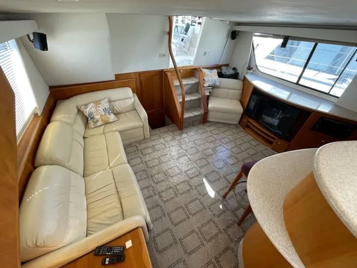  Yacht Photos Pics Interior of 2000 Silverton 453 Motor Yacht with beige seating and modern amenities.