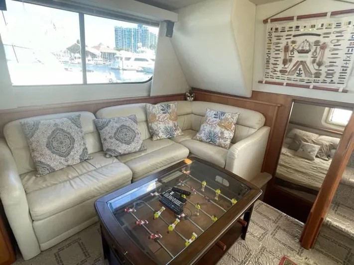  Yacht Photos Pics Luxurious interior of 2000 Silverton 453 Motor Yacht with plush seating and decorative pillows.