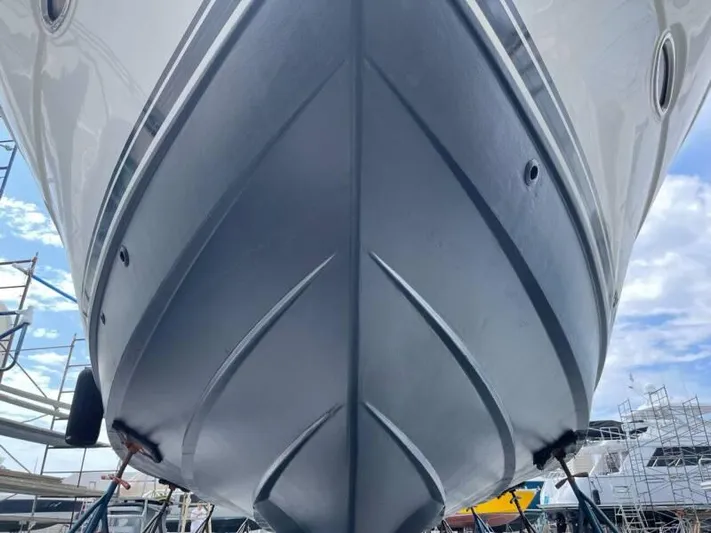  Yacht Photos Pics 2000 Silverton 453 Motor Yacht hull, docked, viewed from below against a blue sky.