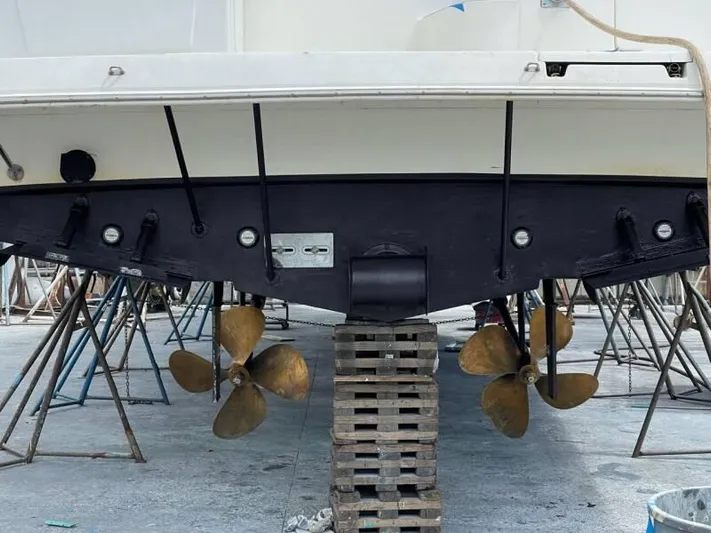  Yacht Photos Pics 2000 Silverton 453 Motor Yacht on stands, showing propellers and hull details.