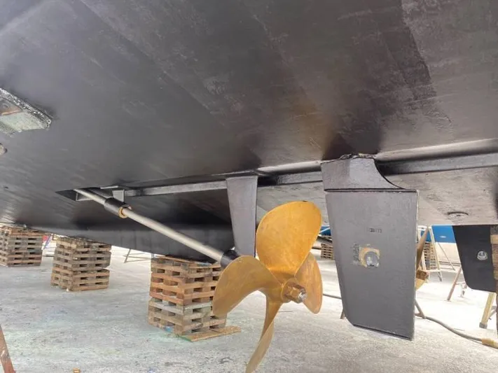  Yacht Photos Pics Underside view of 2000 Silverton 453 Motor Yacht with propeller and rudder.