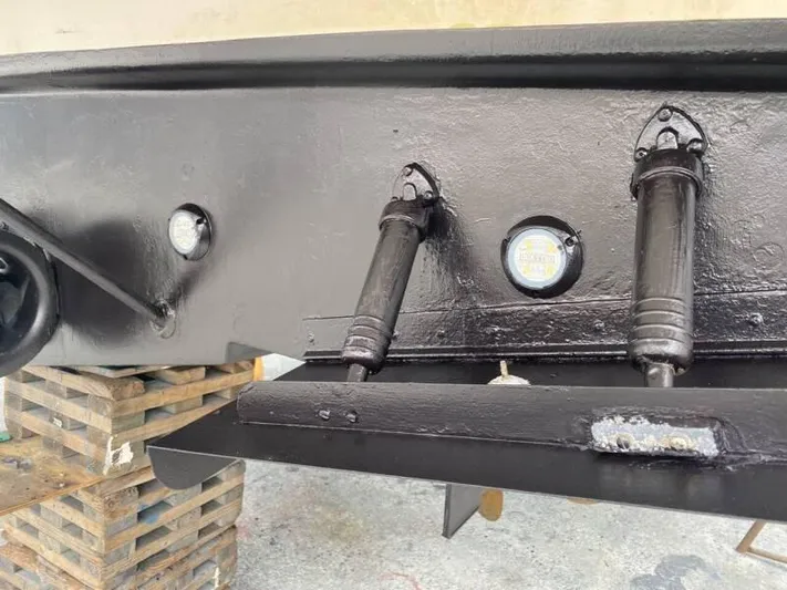  Yacht Photos Pics 2000 Silverton 453 Motor Yacht underside with hydraulic components and LED lights.