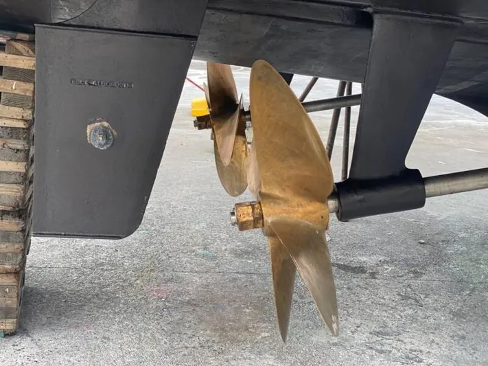  Yacht Photos Pics Propeller of 2000 Silverton 453 Motor Yacht on dry dock.