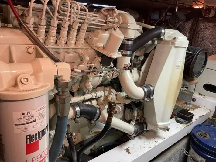  Yacht Photos Pics Engine room of a 2000 Silverton 453 Motor Yacht, showcasing detailed mechanical components.