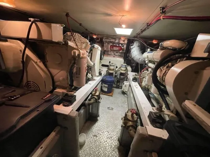  Yacht Photos Pics Engine room of a 2000 Silverton 453 Motor Yacht, showcasing mechanical components and equipment.